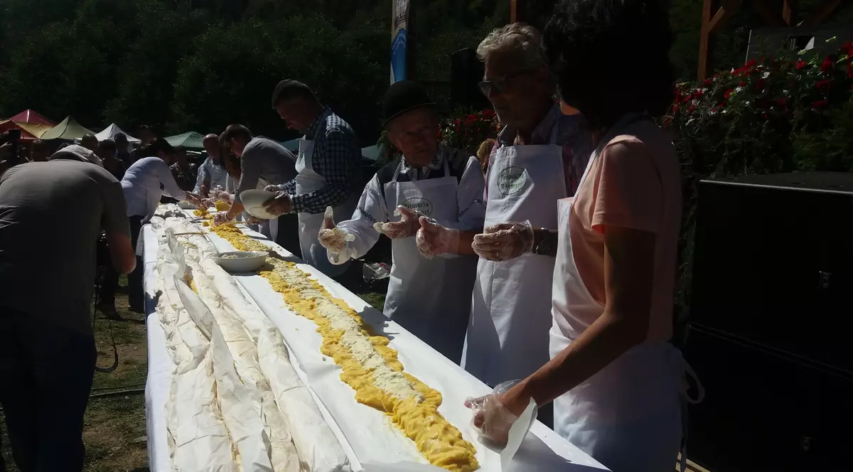 Cel mai mare bulz ciobănesc a fost gătit în judeţul Sibiu: are 32 de metri GALERIE FOTO
