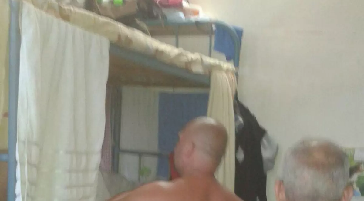 La Colibași, într-o celulă de 72 de mp stau peste 30 de deținuți în paturi supraetajate pe trei nivele