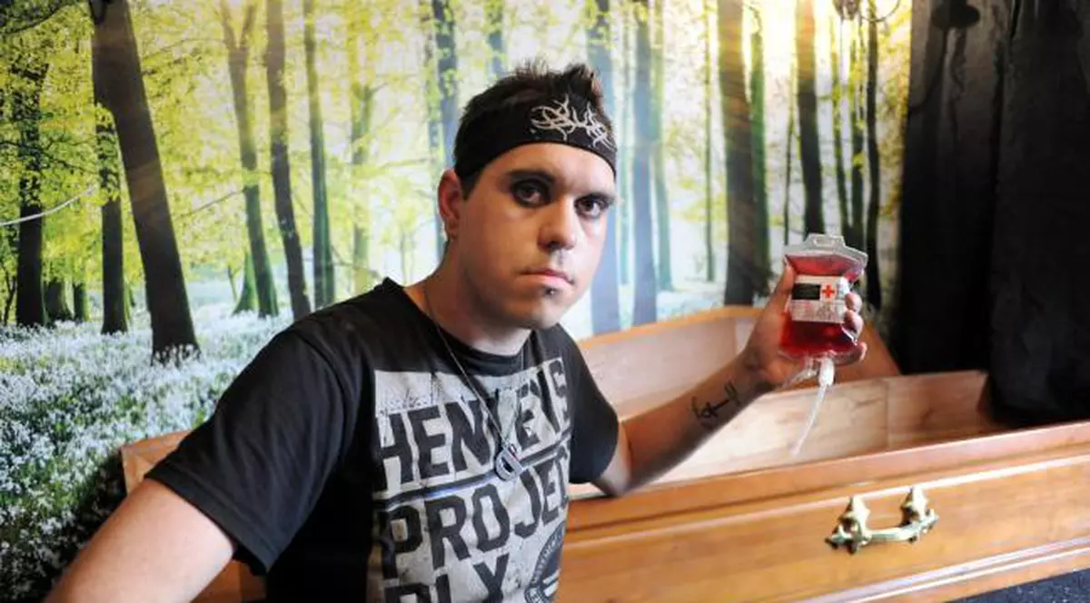 Viaţa bizară a unui tânăr care se crede vampir: bea zilnic sânge de porc şi doarme într-un sicriu