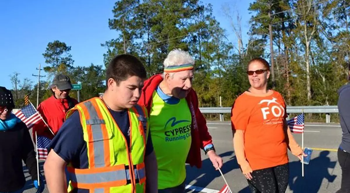 Un veteran în vârstă de 93 de ani a traversat alergând Statele Unite