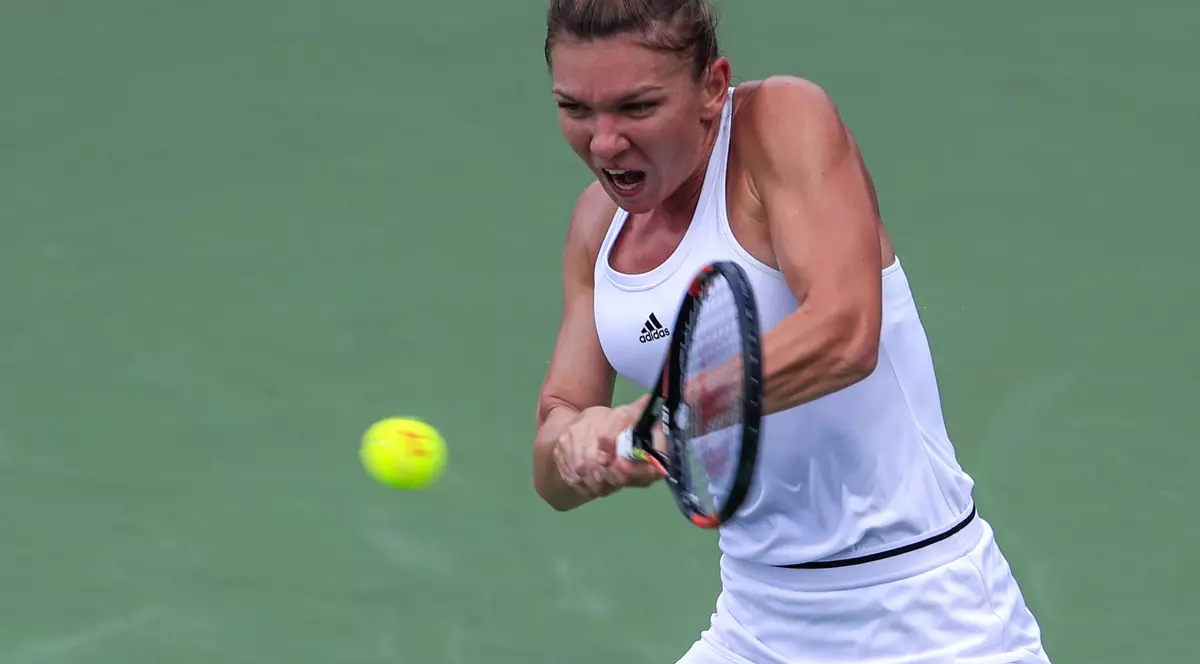 Simona Halep, în timpul meciului cu Angelique Kerber disputat în faza semifinalelor turneului de la Cincinnati. (FOTO: EPA)