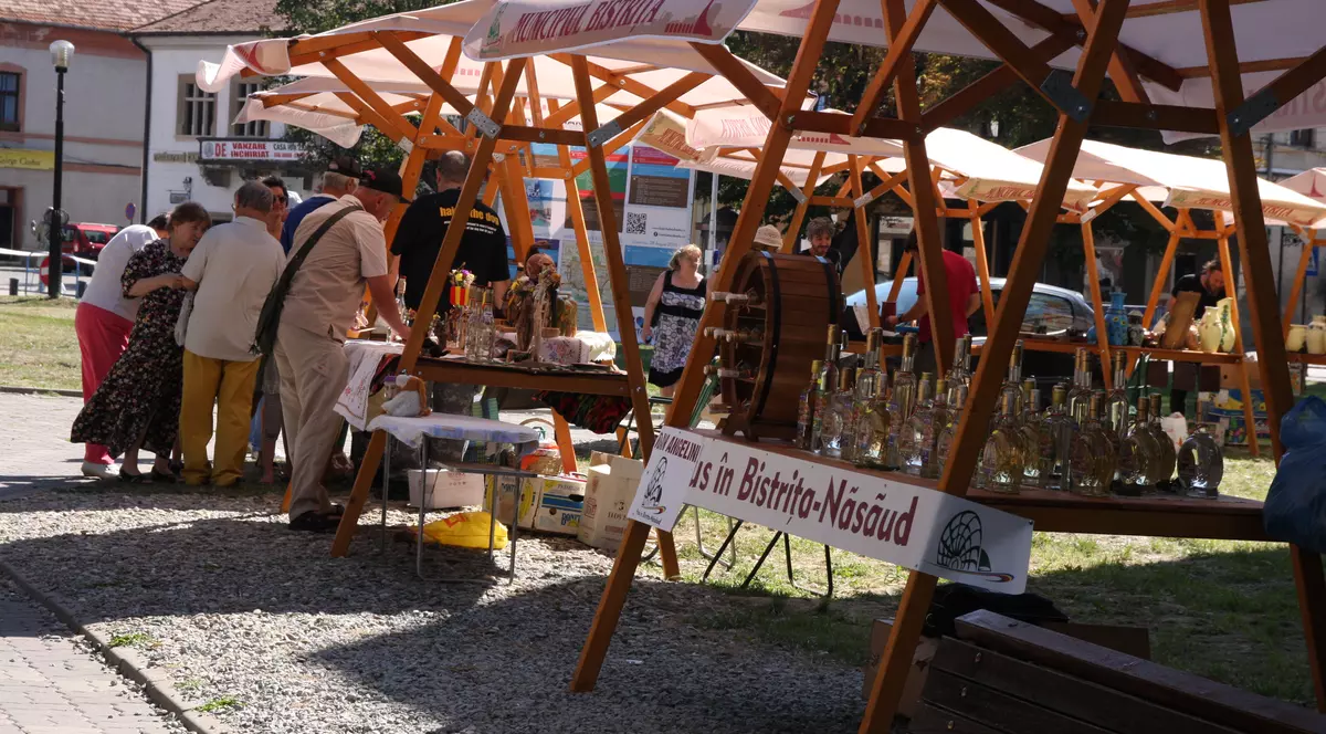 Țuică cu mărgele sau tabouri pictate pe pietre și țigle la Târgului Mare al Bistriței GALERIE FOTO