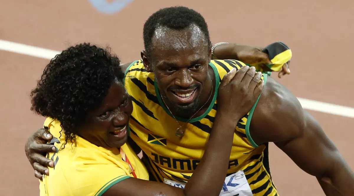 Usain Bolt, alături de Jennifer, mama lui, la finalul unei curse disputate anul trecut. (FOTO: EPA)