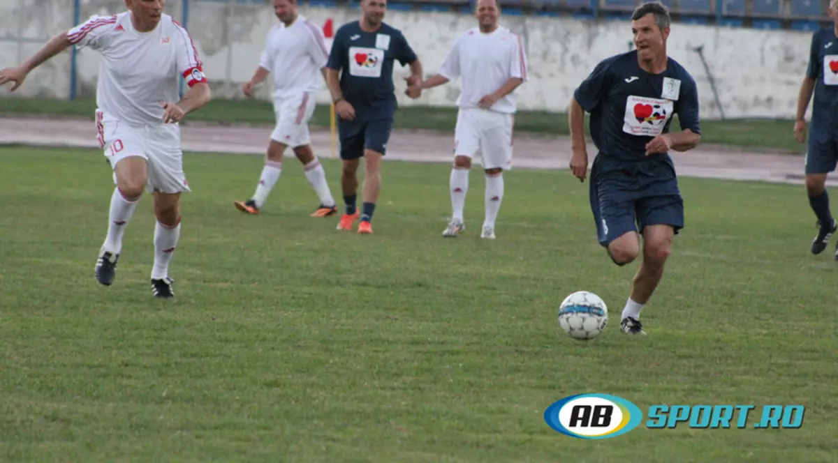 Lupescu, Prunea, Sabău, Dorinel Munteanu, Florentin Petre și Marius Niculae au revenit pe teren pentru un meci caritabil | GALERIE FOTO