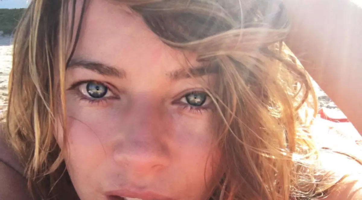 Laura Cosoi s-a pozat în costum de baie și a arătat mai mult decât și-a dorit. Ups, sânul ei...