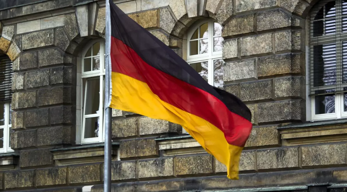 Steagul Germaniei, în fața clădirii Parlamentului