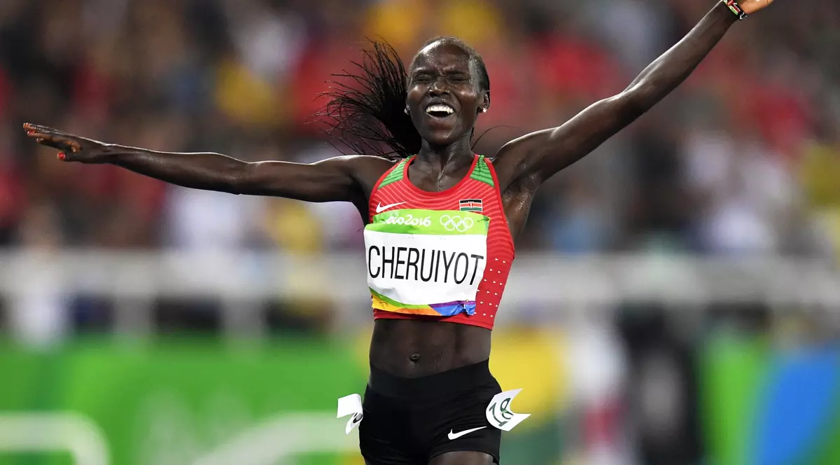 Jepkemoi Vivian Cheruiyot, bucurându-se pentru câștigarea medaliei de aur în proba de 5.000 de metri a Jocurilor Olimpice de la Rio. (FOTO: EPA)