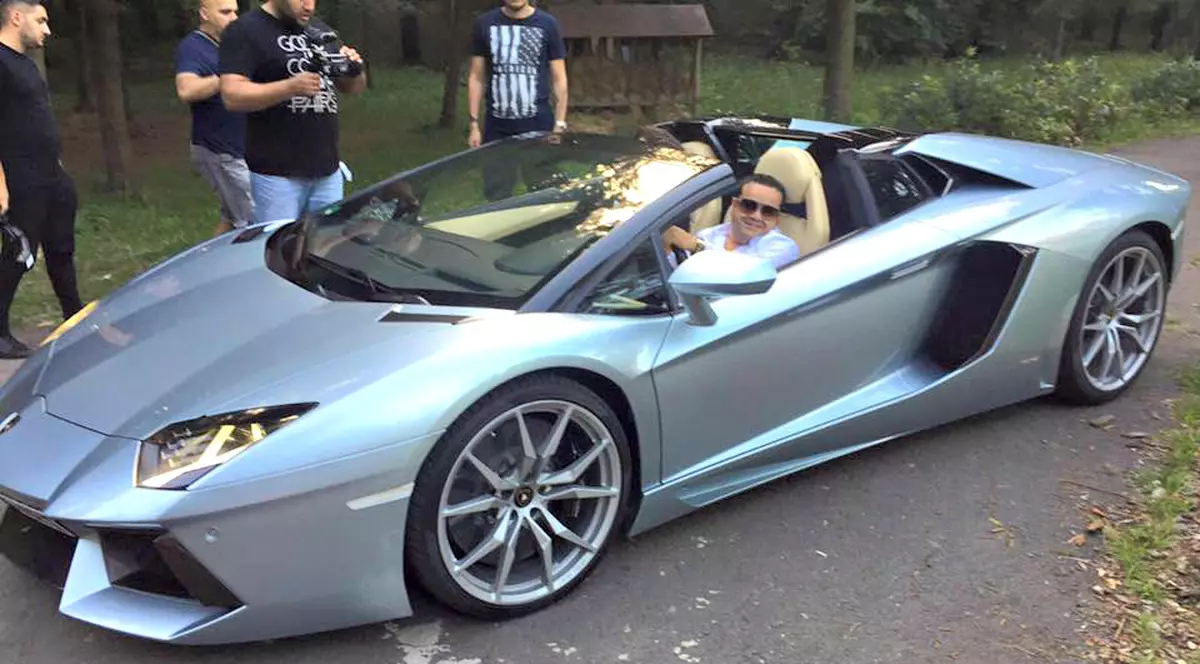 EXCLUSIV/Când iese cu familia, Adrian Minune lasă Ferarri-ul și ia microbuzul