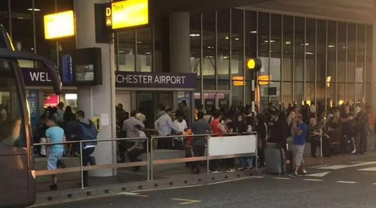 Aeroportul din Manchester a fost evacuat. Poliţia confirmă o alertă cu bombă