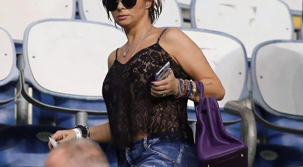 Prodanca își flutură poșeta și silueta prin Israel. A fost fotografiată în tribună. Nu e singură, ci împreună cu un vârf de atac! GALERIE FOTO