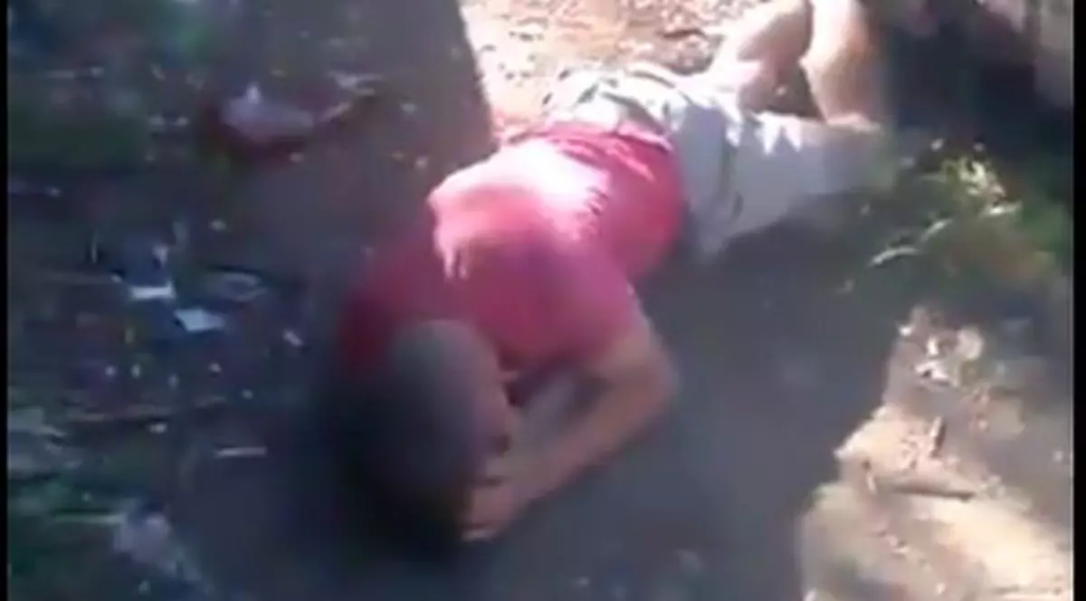 Tinerii care au bătut cu pumnii și picioarele un adolescent au fost arestați preventiv