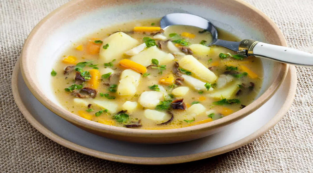 Libertatea te ajută să găteşti ieftin şi bun. Ciorbă de cartofi cu smântână cu doar 8 lei
