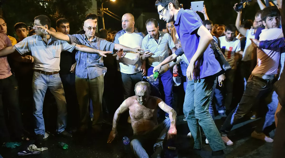 Grupul înarmat care a ocupat o secţie de poliţie din Erevan s-a predat autorităţilor armene