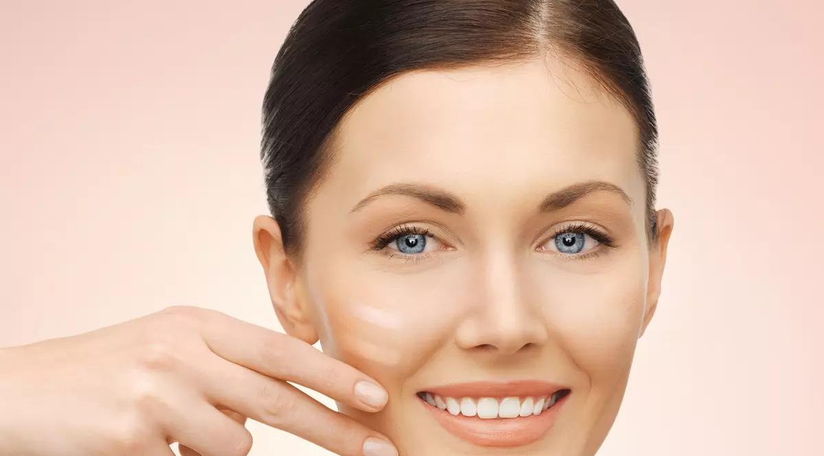 Operaţiunea ”fond de ten invizibil”. Cum îl alegi și cum îl aplici, ca să arate perfect natural