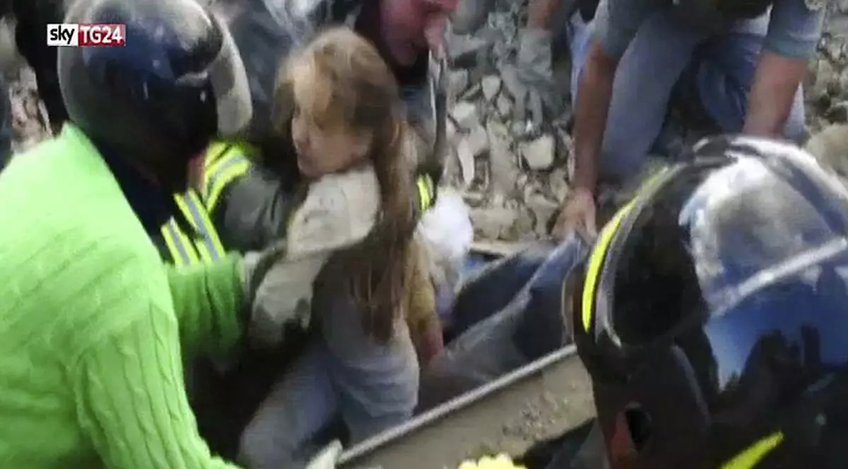 Echipele de intervenție au scos o fetiță de 10 ani de sub dărâmături după 17 ore de chin. Ce frumoasă e!