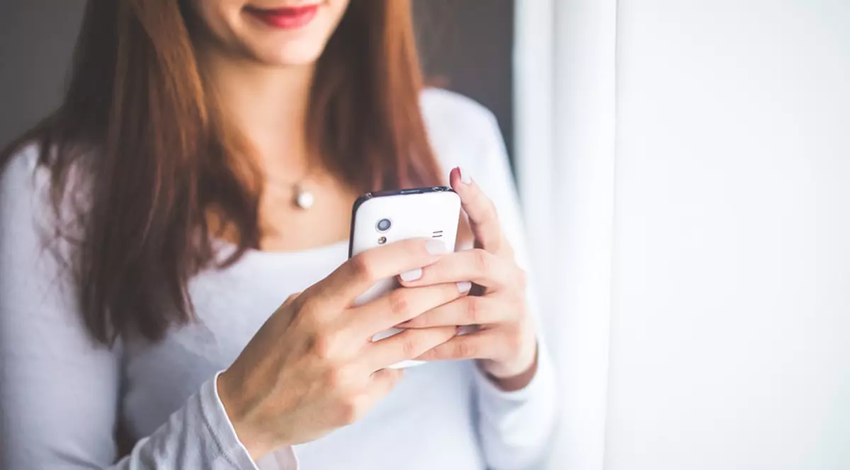 Bărbații nu rezistă mai mult de un minut... la folosirea telefonului