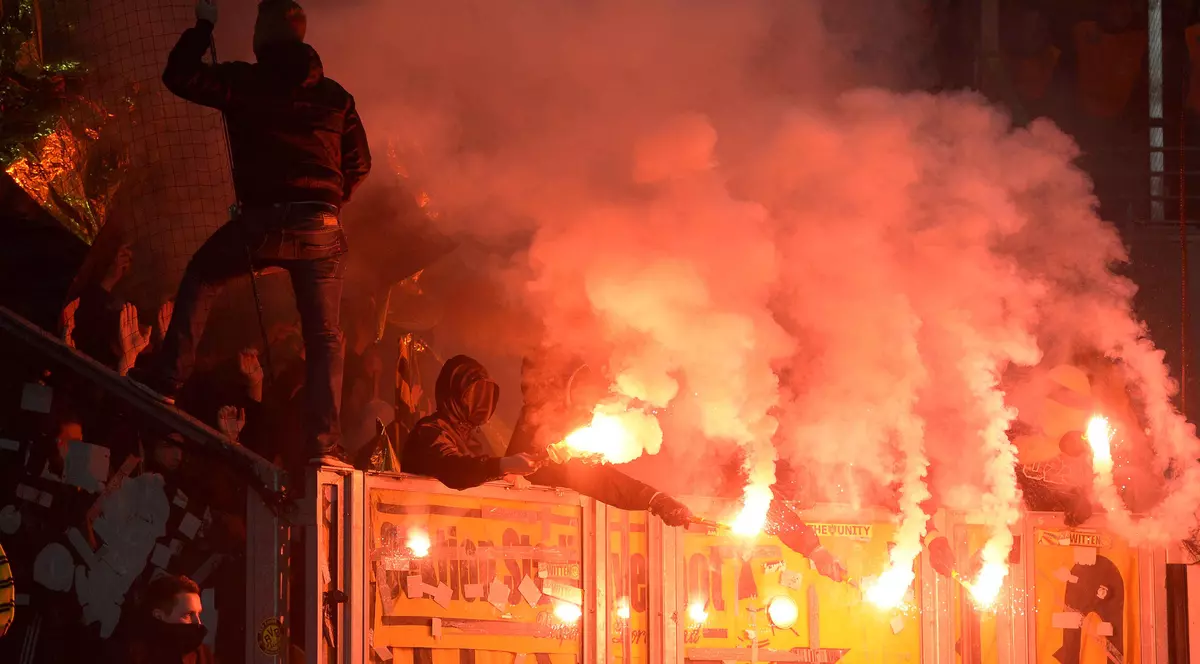 Protest extrem al fanilor lui Dynamo Dresda: au aruncat din tribune un cap tăiat! | FOTO