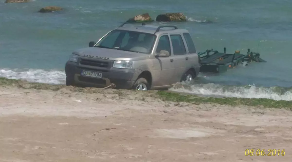 Nesimțire pe plajă! Un șofer din Dolj și-a parcat mașina la malul mării, printre turiști