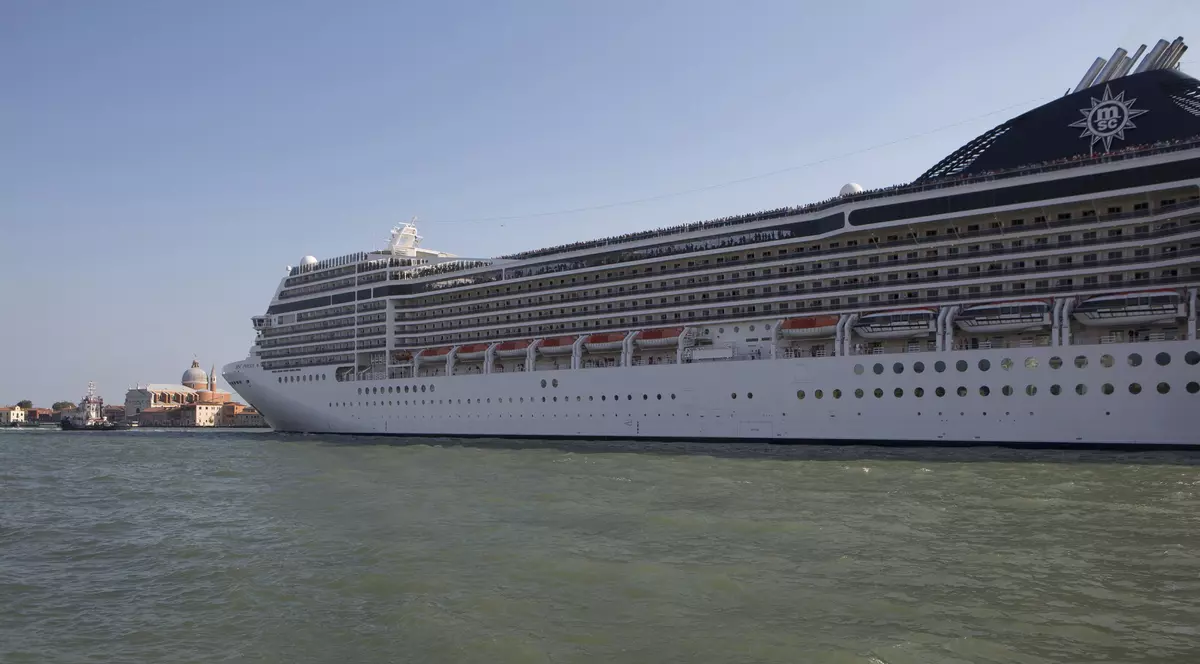 A plutit în mare timp de 38 de ore și a supraviețuit! Povestea care a isterizat internetul!