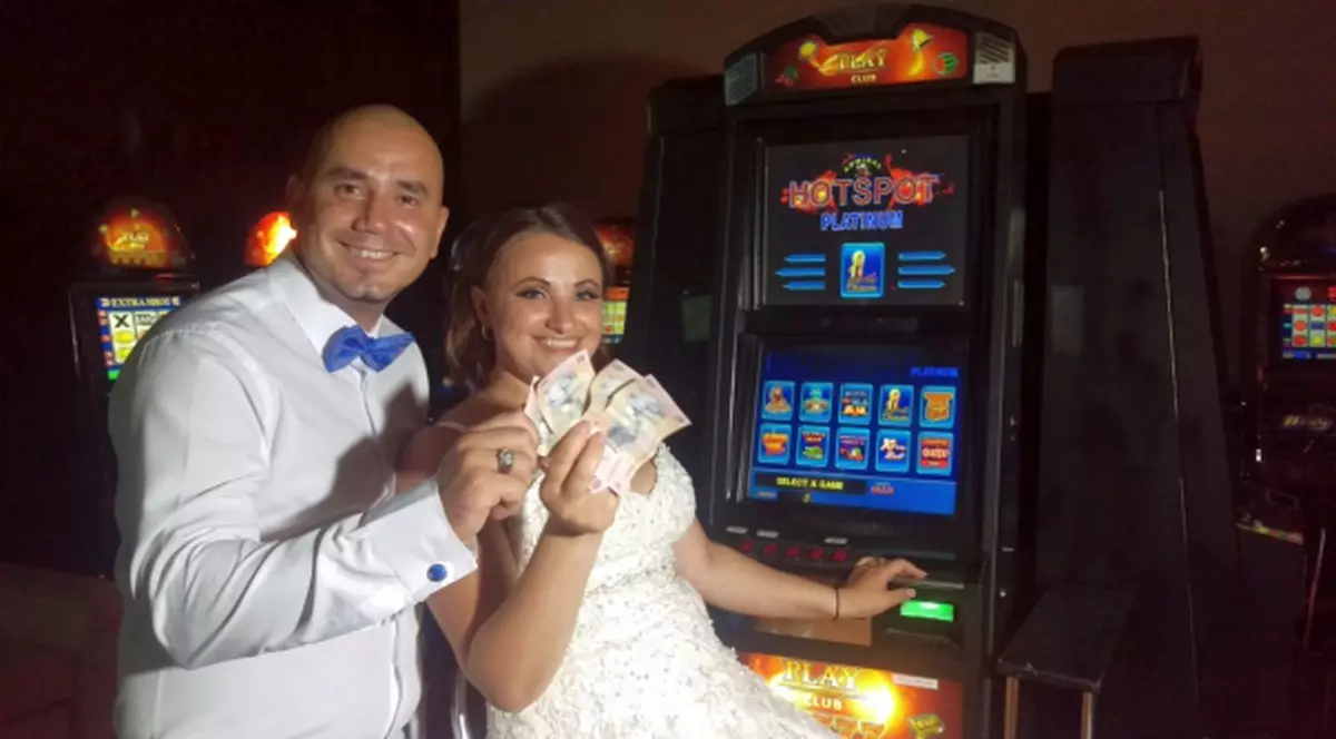 O mireasă a câștigat la păcănele după ce a fost furată de nuntași