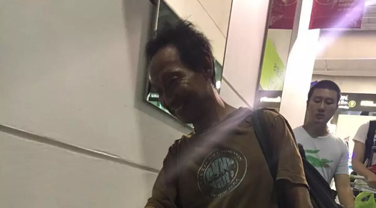 Gestul impresionant al unui om al străzii. Ce a făcut după ce a găsit un portofel plin cu bani. Destinul lui s-a schimbat brusc