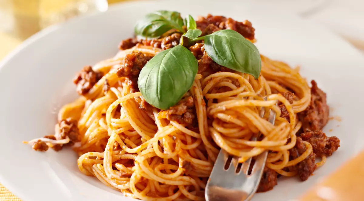 Libertatea te ajută să găteşti ieftin şi bun. Paste cu sos de carne tocată cu doar 9,70 de lei