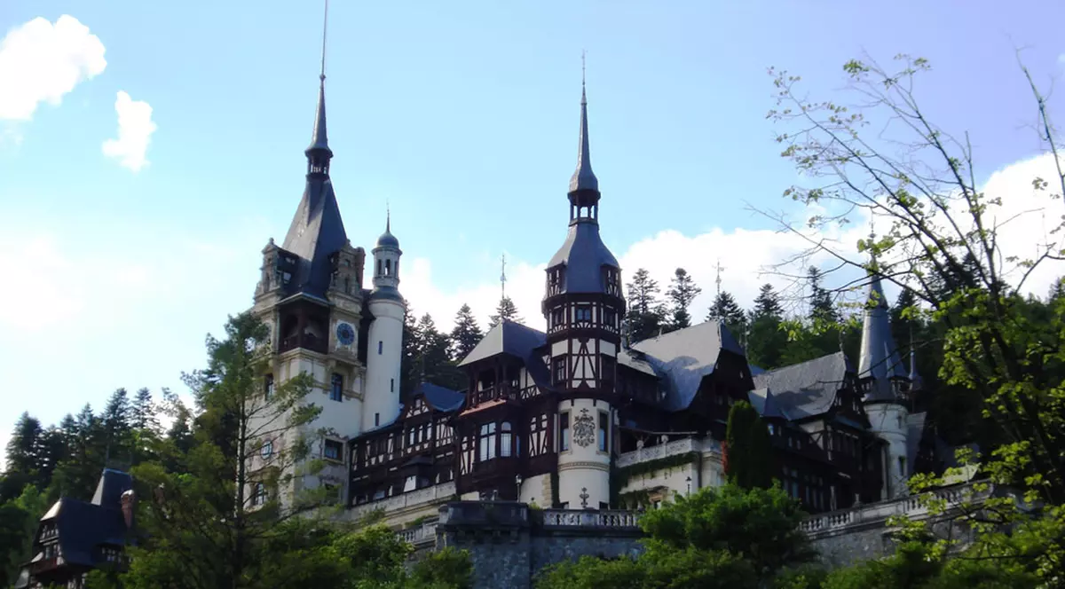 Castelul Peleș a avut o clonă în județul Buzău, lângă «Ochiul lui Dumnezeu»