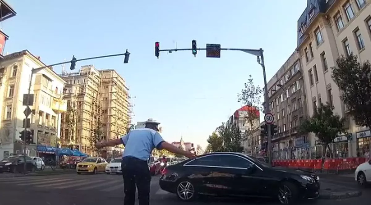 Moment incredibil în trafic. Polițistul și-a făcut cruce când a văzut cum conducea un șofer | VIDEO