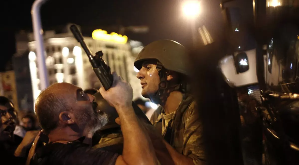 Doi profesori români reținuți la o lună după tentativa de puci