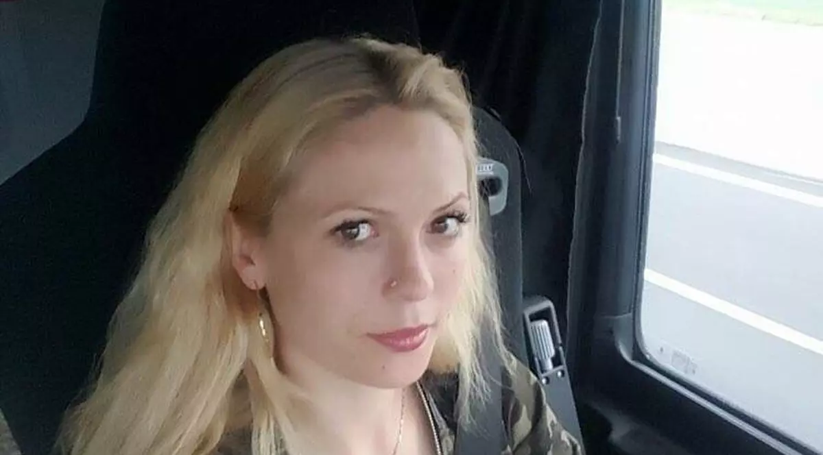 Cea mai tare din parcare! O blondă sexy străbate Europa la volanul unui TIR de 40 de tone încărcat cu... substanțe periculoase!