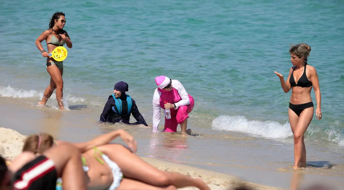 Pedepsite pentru că au mers prea îmbrăcate la plajă. Zece femei au fost amendate pentru că au purtat “burkini” în stațiunile din sudul Franței
