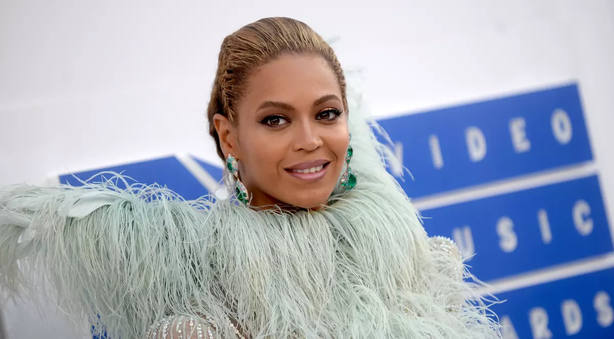 MTV Video Music Awards 2016. Ținute extravagante pe covorul roșu. Ce au purtat vedetele la gala VMA | GALERIE FOTO