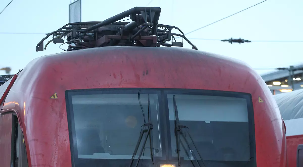 Cel puțin nouă răniți într-o coliziune dintre un tren și un autobuz în Germania