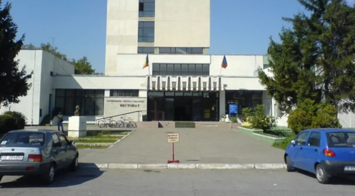 Post blocat pentru fiica fostului rector, care este plecată de zece ani din țară