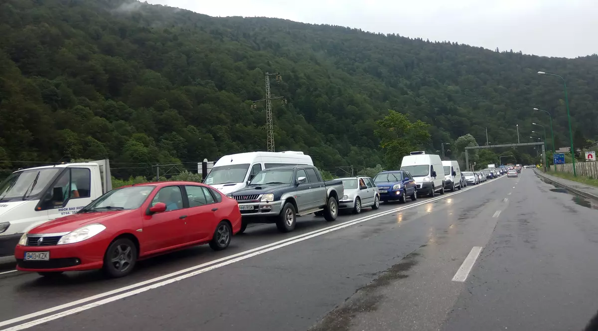 Trafic blocat pe Valea Prahovei. Mii de turiști se întorc spre București