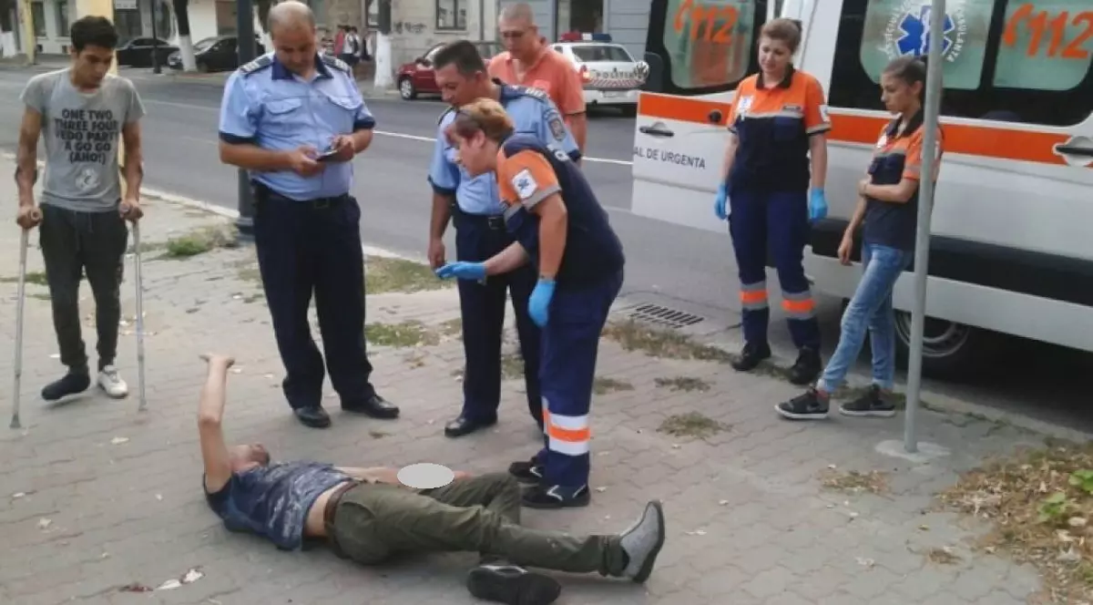 Scene șocante la Constanța! Un bărbat și-a tăiat venele în plină stradă