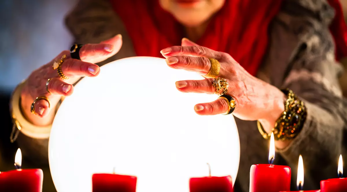 O ședința de magie, de citit în globul de cristal, poate costa minimum 100 de lei