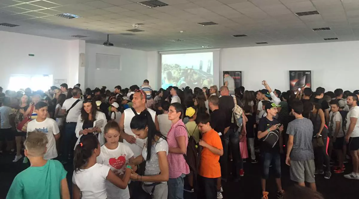 La un pas de o mare tragedie în timpul evenimentului YouMeet! Mai multe persoane au leșinat VIDEO