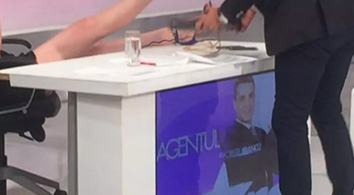 S-a întâmplat în direct! O vedetă de la noi, cu picioarele pe biroul lui Cristi Brancu