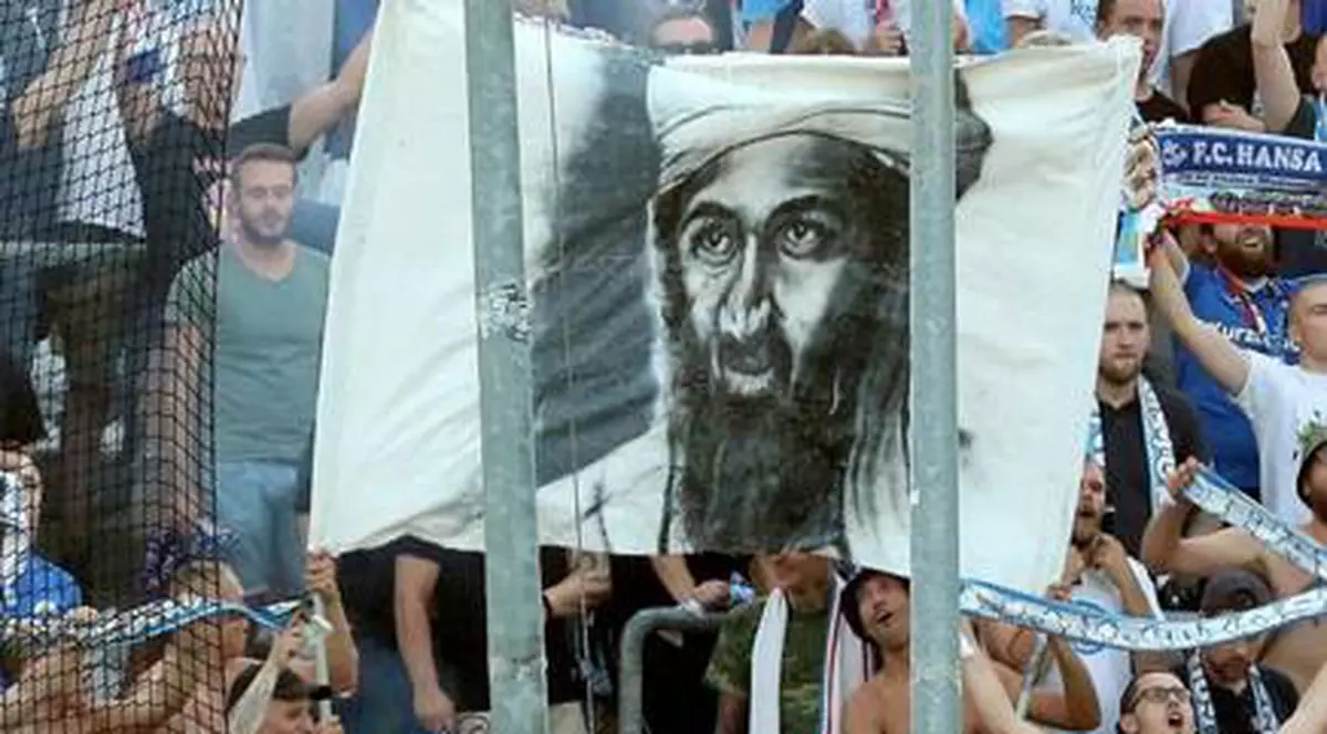 Imagine-șoc în Germania. Figura lui Bin Laden, afișată de suporterii echipei Hansa Rostock!