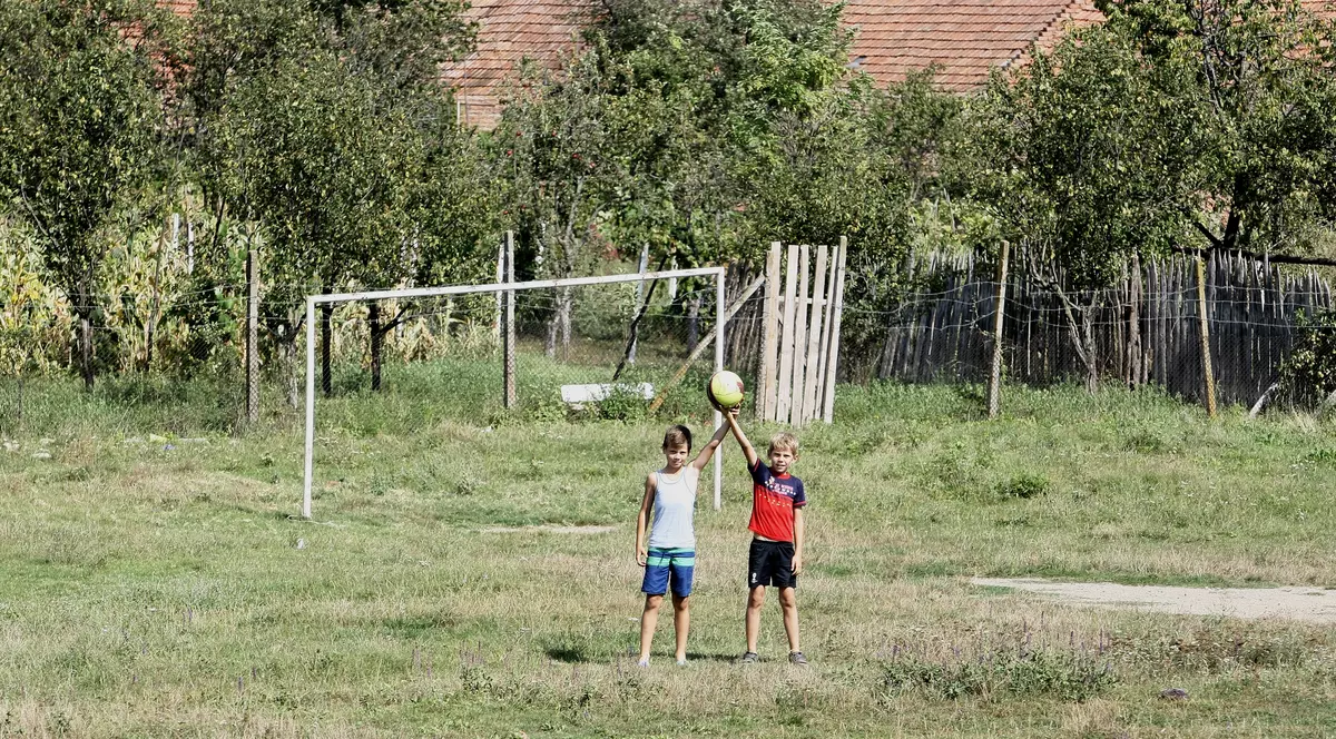 România - Muntenegru (duminică, 21.45). REPORTAJ la Craiva, locul unde s-a născut Stanciu. Terenul de pe islaz! Tătăl lui Nicușor, fost instalator, are capre!