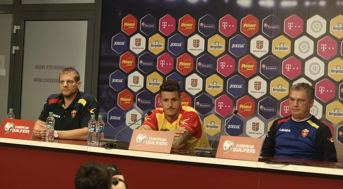 România - Muntenegru (duminică, ora 21.45, TVR 1). Selecționerul Tumbakovici n-a priceput nimic din participarea tricolorilor la Euro 2016!