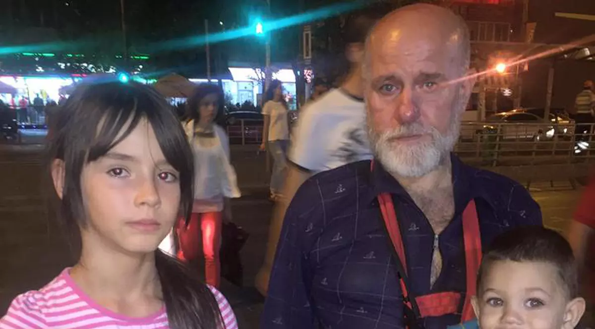 El este bunicul–erou care își crește singur nepoțeii. Povestea bătrânului din zona Dristor a impresionat toată țara