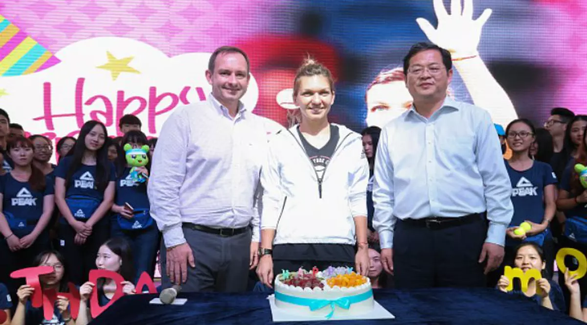 Simona Halep împlinește 25 de ani. Sportiva a fost sărbătorită cu tort la Wuhan, iar fanii au umplut rețelele de socializare cu felicitări / GALERIE FOTO&VIDEO