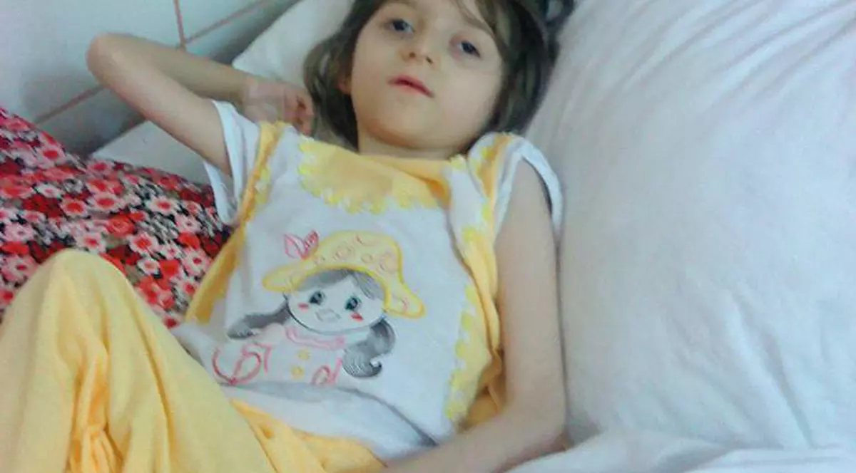 La 7 ani, i s-a refuzat dreptul la o viață normală! Denisa s-a născut cu mai multe boli grave