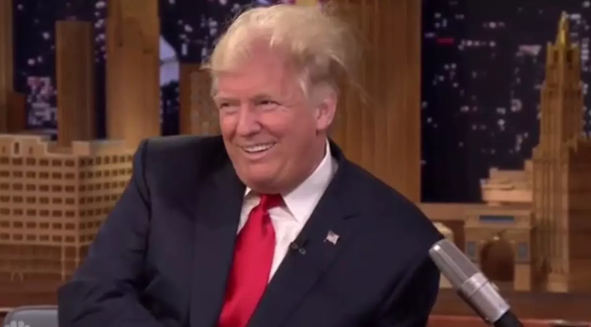 Donald Trump a fost ciufulit, în direct, de Jimmy Fallon | VIDEO