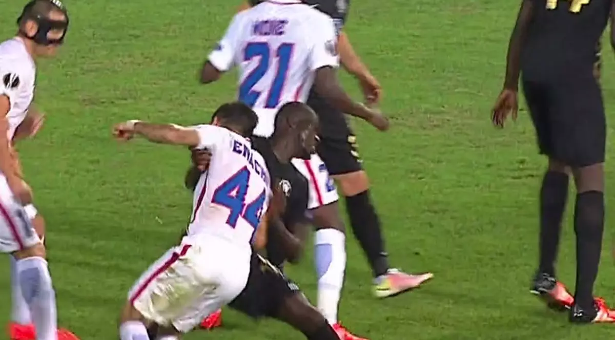 Stelistul Gabi Enache, eliminat pentru lovirea adversarului cu capul