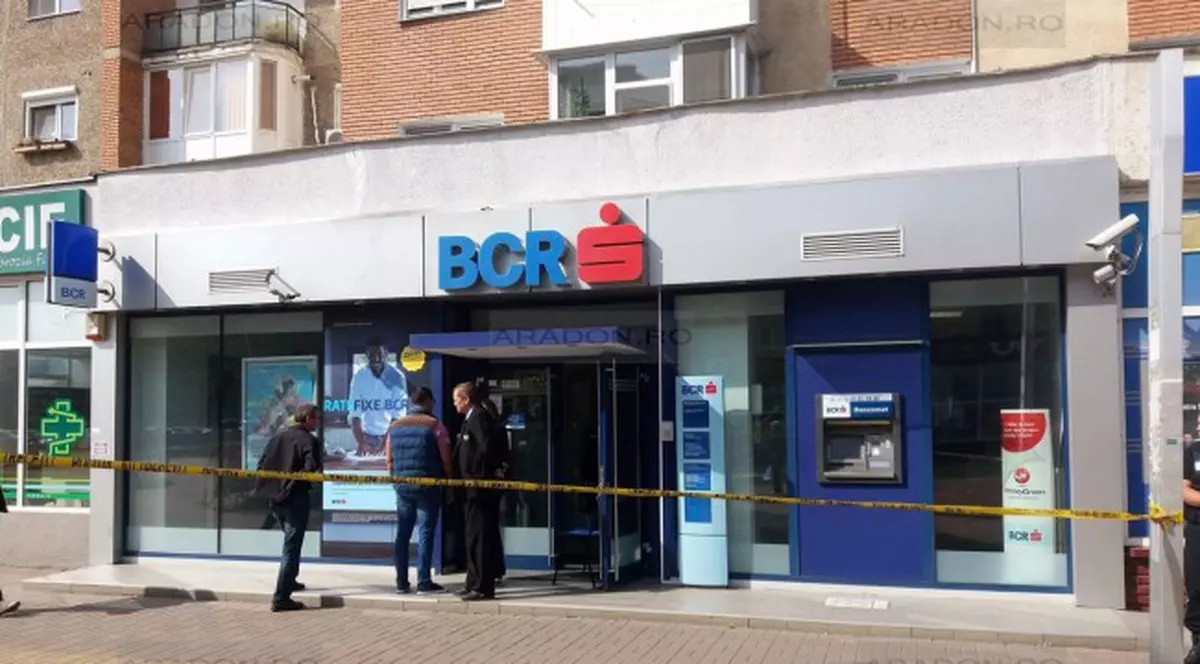 UPDATE / Jaf armat la o bancă din Arad. Banii au fost recuperați, hoțul este în continuare căutat