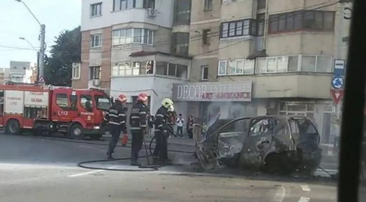 Incendiu în trafic în Bacău. Pompierii care au intervenit au reușit să stingă focul izbucnit la mașina aflată în trafic