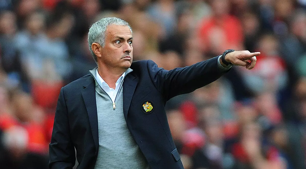 Jose Mourinho gesticulează în timpul unui meci al lui Manchester United. (FOTO: EPA)